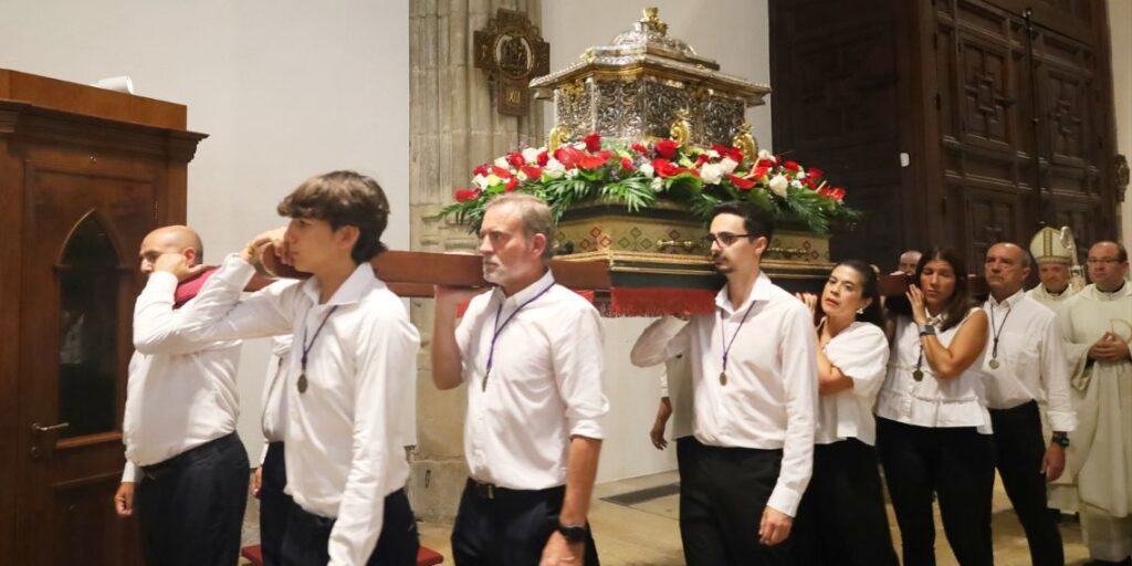 El arca con las reliquias de los Santos Niños es trasladada al altar mayor de la Catedral Magistral 1 arca santos ninos