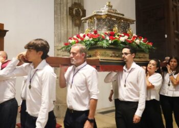 El arca con las reliquias de los Santos Niños es trasladada al altar mayor de la Catedral Magistral 6 El arca con las reliquias de los Santos Niños es trasladada al altar mayor de la Catedral Magistral