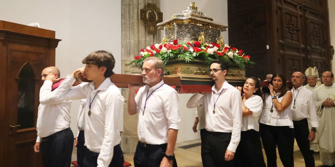 El arca con las reliquias de los Santos Niños es trasladada al altar mayor de la Catedral Magistral 1 arca santos ninos