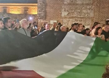 La Asamblea por Palestina despliega una bandera gigante en el pregón de Ferias para denunciar los miles de muertes en Gaza