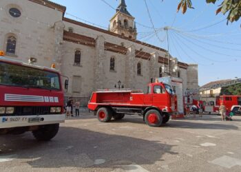 Los bomberos llenan de historia la Plaza de los Santos Niños con una exhibición de vehículos clásicos