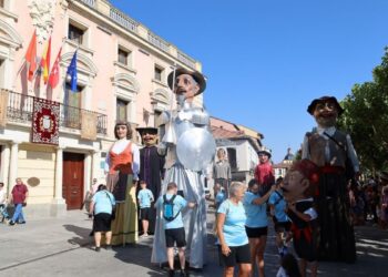Los Gigantes llenan de color Alcalá en su primer pasacalles del 500 aniversario