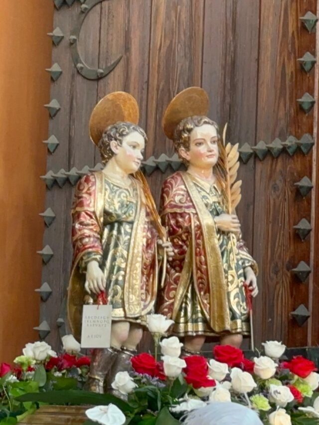 Procesión de los Santos Niños por el centro histórico