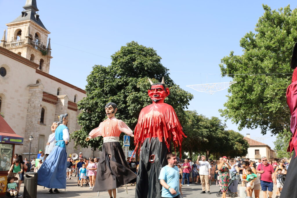 Multitudinario desfile de Gigantes y Cabezudos en el centro de Alcalá durante las fiestas de los Santos Niños 2 e344 scaled 1