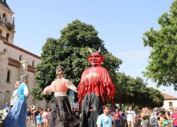 Multitudinario desfile de Gigantes y Cabezudos en el centro de Alcalá durante las fiestas de los Santos Niños 2 Multitudinario desfile de Gigantes y Cabezudos en el centro de Alcalá durante las fiestas de los Santos Niños