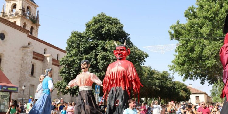 Multitudinario desfile de Gigantes y Cabezudos en el centro de Alcalá durante las fiestas de los Santos Niños 1 gigantes y cabezudos