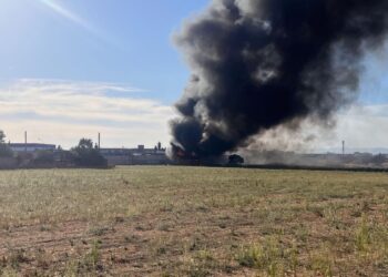 Un incendio en una nave industrial de El Olivar moviliza a tres dotaciones de bomberos