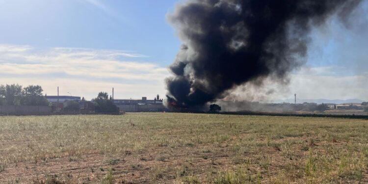Un incendio en una nave industrial de El Olivar moviliza a tres dotaciones de bomberos 1 incendio nave industrial el olivar