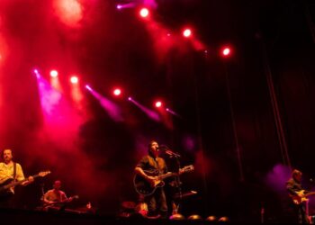 Los Secretos conquistan la Muralla en una noche de recuerdos y baile ochentero