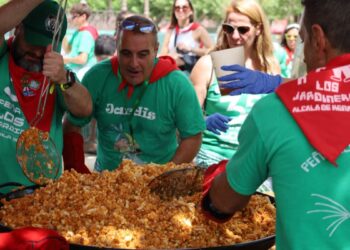 Vermut y migas solidarias llenan de ambiente y apoyo vecinal la Plaza de Cervantes