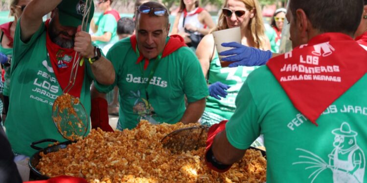 Vermut y migas solidarias llenan de ambiente y apoyo vecinal la Plaza de Cervantes 1 migas solidarias ferias