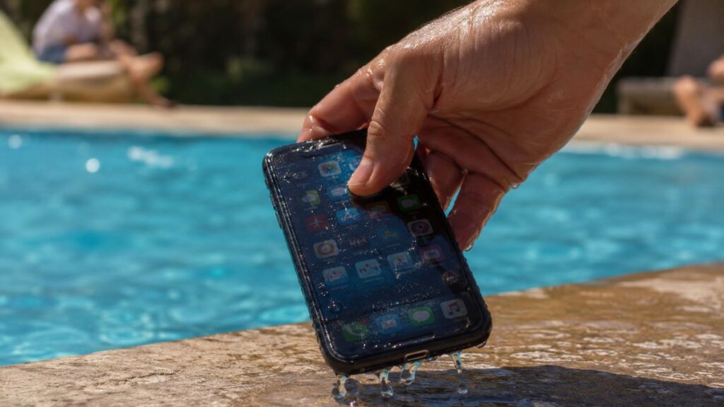 Qué hacer si tu móvil se moja en la piscina o la playa: guía práctica para salvarlo 1 movil mojado 1