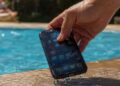 Qué hacer si tu móvil se moja en la piscina o la playa: guía práctica para salvarlo