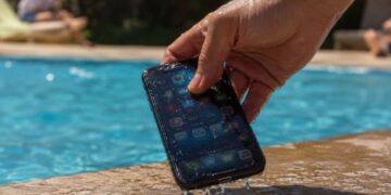 Qué hacer si tu móvil se moja en la piscina o la playa: guía práctica para salvarlo