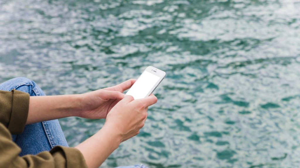 Qué hacer si tu móvil se moja en la piscina o la playa: guía práctica para salvarlo 1 movil mojado