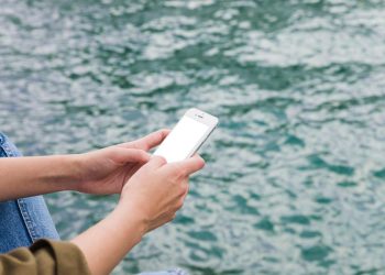 Qué hacer si tu móvil se moja en la piscina o la playa: guía práctica para salvarlo