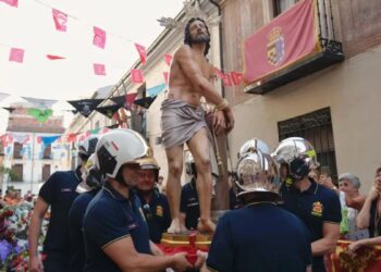 La ofrenda floral al Cristo de las Peñas abre las Ferias de Alcalá con una tradición centenaria