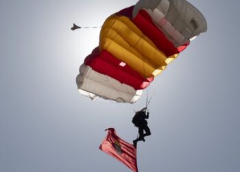 Una exhibición de las Fuerzas Armadas y Cuerpos de Seguridad reunió a cientos de vecinos en El Val