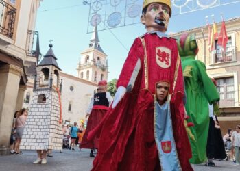 Ajedrez, pasacalles y paella solidaria en el domingo de las Fiestas de los Santos Niños