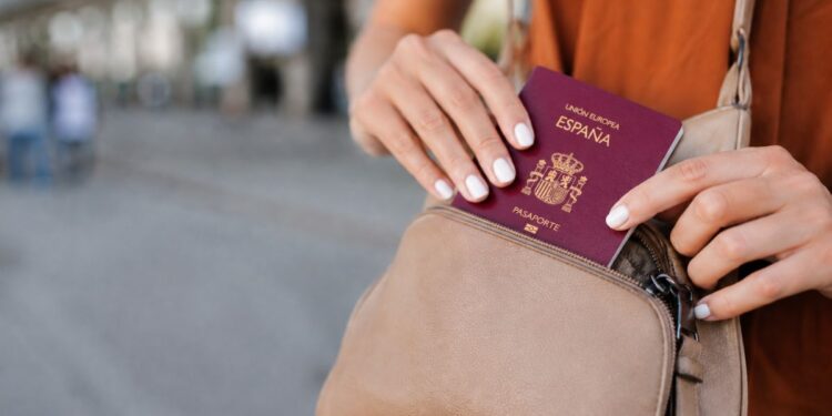 Cómo actuar si te roban o pierdes el DNI, pasaporte o tarjetas durante un viaje, dentro o fuera de España 1 pasaporte