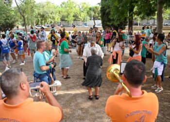 Las peñas de Alcalá llevan la alegría de las Ferias a la residencia Francisco de Vitoria