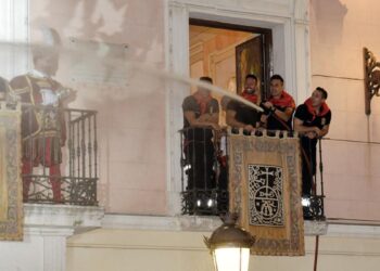 Los Bomberos celebran su 50 aniversario con un pregón multitudinario en la Plaza de Cervantes
