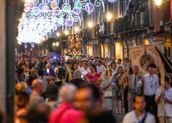 Miles de vecinos acompañan a los Santos Niños en su tradicional procesión por el centro histórico 3 Miles de vecinos acompañan a los Santos Niños en su tradicional procesión por el centro histórico