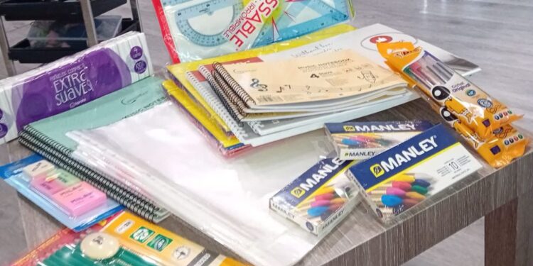 La red solidaria 'Café Pendiente' activa una gran recogida de material escolar para el curso 2025/26 1 recogida material escolar