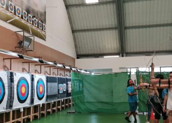 Vecinos y vecinas de todas las edades prueban el tiro con arco en el inicio deportivo de las Ferias