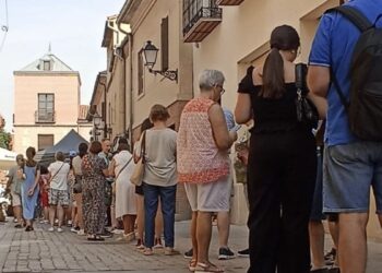 Largas colas y quejas vecinales marcan la venta de entradas de Las Noches del Patio