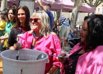 Las Peñas de Alcalá animan la Plaza de Cervantes con el vermú benéfico de este lunes