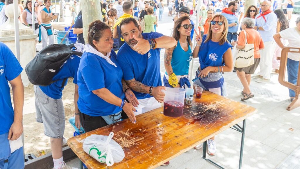 Cientos de vecinos disfrutaron del vermú de las peñas y los juegos en el miércoles de Ferias en Alcalá 1 vermu penas miercoles