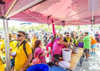 El vermú solidario de las Peñas bate récord de asistencia en el primer domingo de Ferias