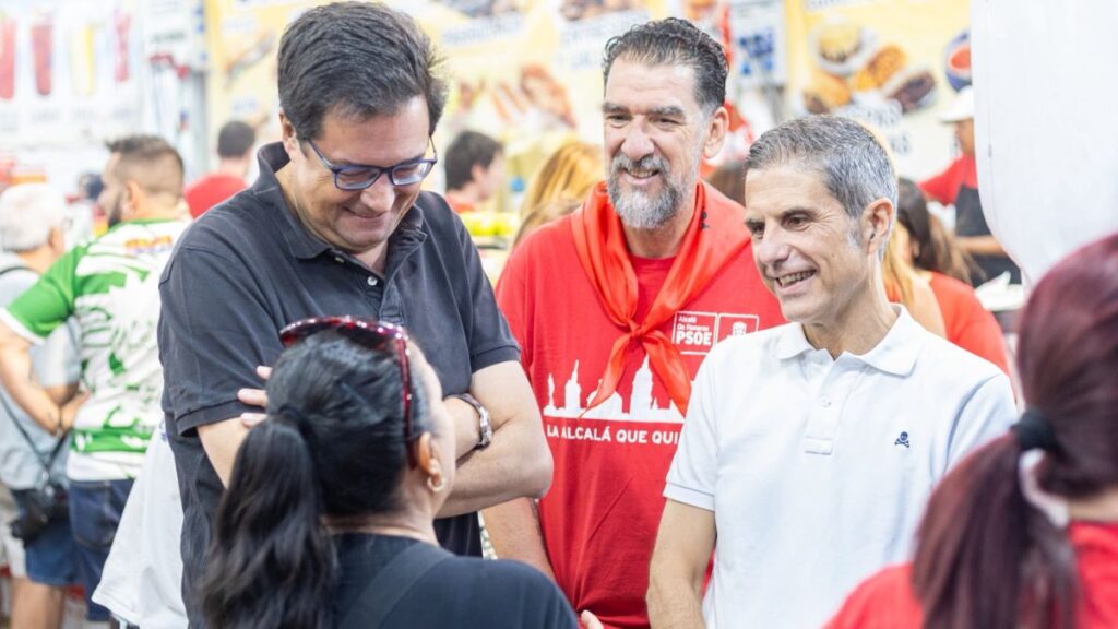 El PSOE reúne en su tradicional vino de Ferias a militantes y vecinos en la caseta socialista 1 vino PSOE ferias