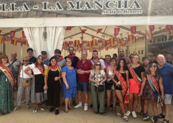 El tradicional brindis de las Casas Regionales marca el miércoles de Ferias en Alcalá 2025