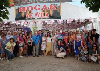 El vino del Hogar de Ávila reúne a decenas de socios y vecinos en un ambiente festivo