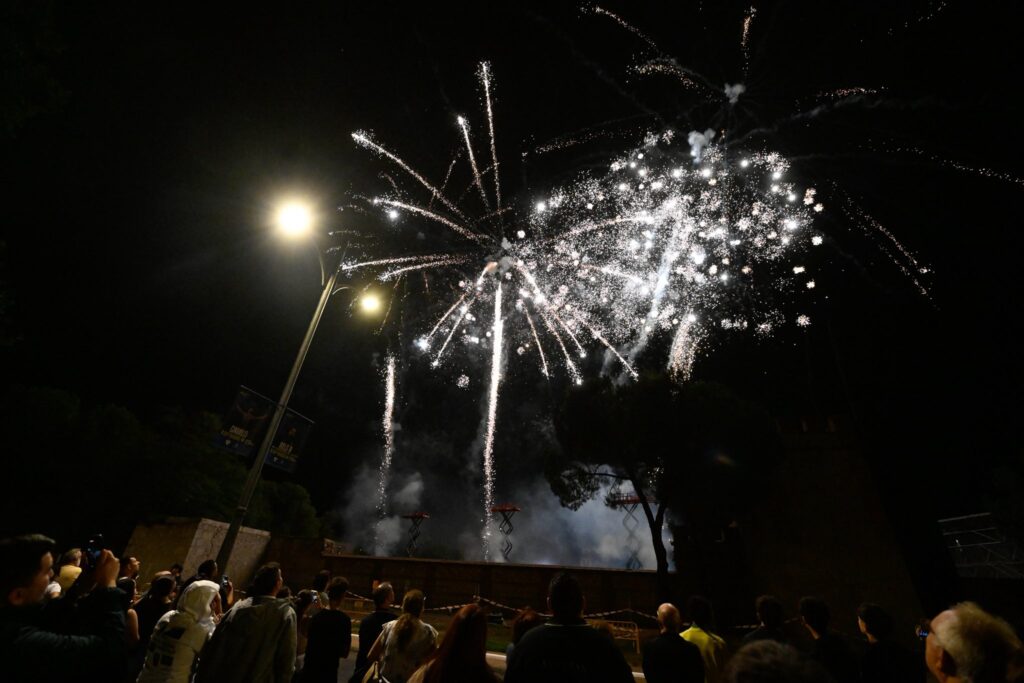 La Huerta del Obispo se iluminó con el castillo de fuegos que despidió las Ferias 2025 7 540692687 1223173026504895 4816056957582501158 n