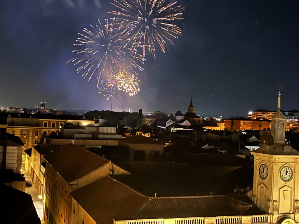 La Huerta del Obispo se iluminó con el castillo de fuegos que despidió las Ferias 2025 3 540962653 1223172683171596 1189390293958843758 n