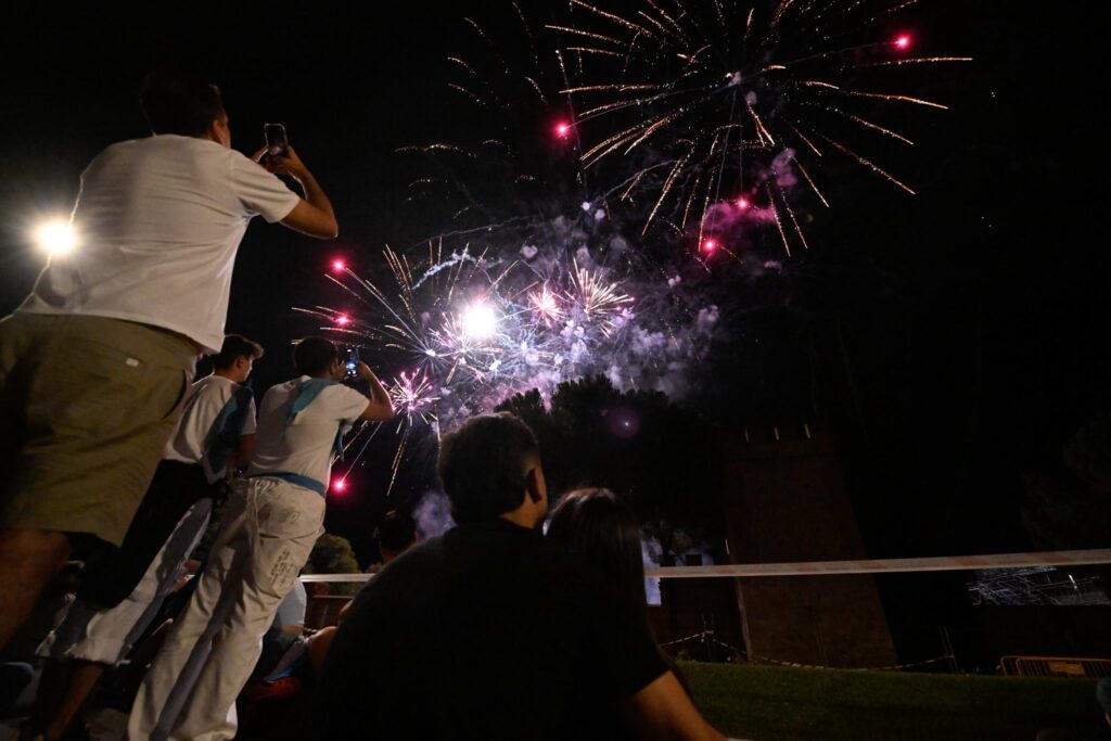 La Huerta del Obispo se iluminó con el castillo de fuegos que despidió las Ferias 2025 8 541467597 1223172806504917 6712912526984068656 n