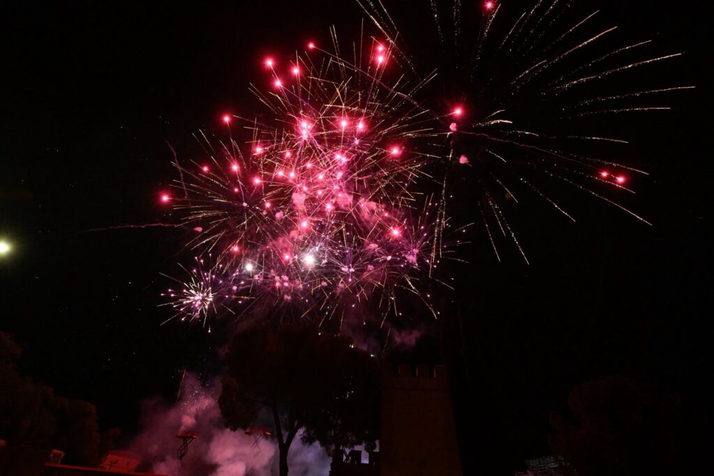 La Huerta del Obispo se iluminó con el castillo de fuegos que despidió las Ferias 2025 9 541469683 1223172899838241 5626702752048145256 n
