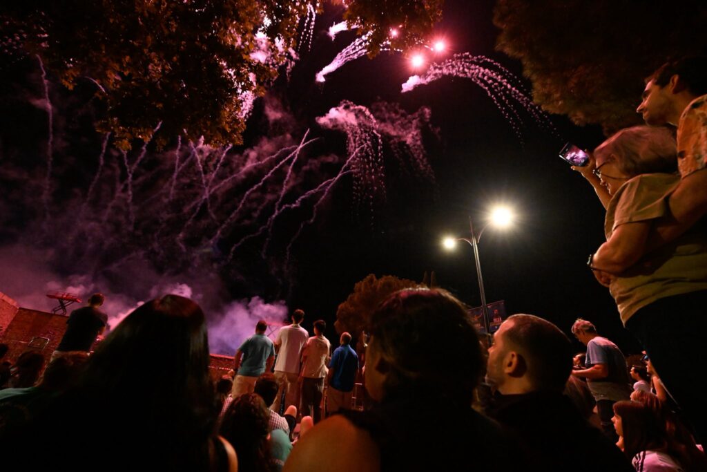 La Huerta del Obispo se iluminó con el castillo de fuegos que despidió las Ferias 2025 11 541777182 1223172949838236 1808318600516675791 n