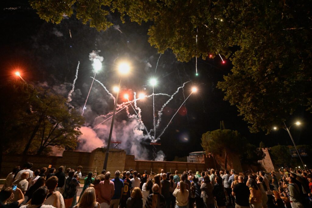 La Huerta del Obispo se iluminó con el castillo de fuegos que despidió las Ferias 2025 2 541905565 1223172833171581 4646813800517764971 n