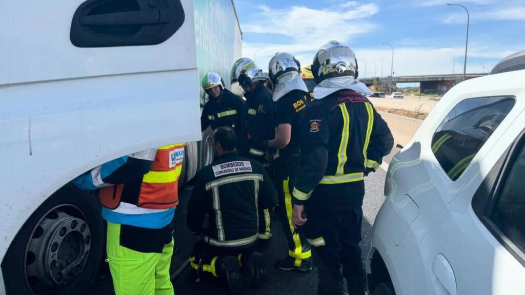 Accidente en la A2 a la altura de Torrejón, en sentido Alcalá, deja dos heridos graves 1 Bomberos carretera A2