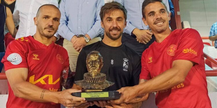 Los capitanes del Alcalá celebran con el Trofeo Cervantes en El Val / Foto: Ayuntamiento de Alcalá