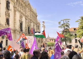 Tensión en la apertura del curso en la UAH con protestas por la financiación y la política regional