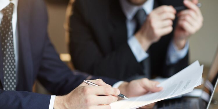La creciente complejidad laboral impulsa a trabajadores a recurrir con mayor frecuencia a abogados especializados 1 abogados contrato