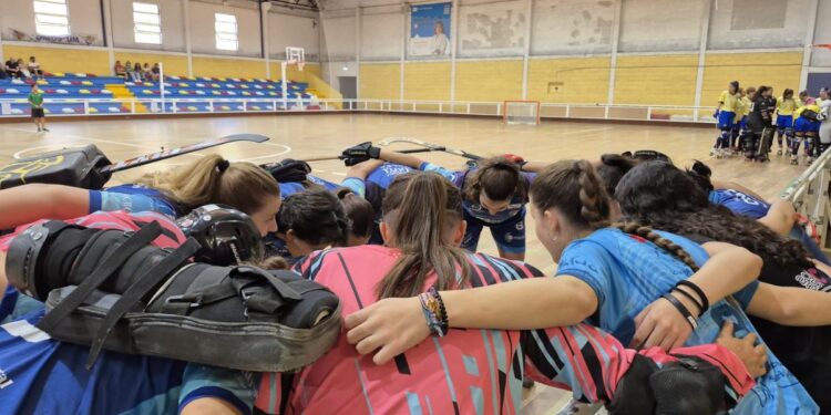 El Iman Serroukh Alcalá Hockey regresa de Portugal con dos victorias y buenas sensaciones 1 El Iman Serroukh Alcalá Hockey, en un corro previo al partido durante su gira de pretemporada en Portugal. /Foto: Iman Serroukh Alcalá Hockey