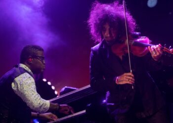 El violinista Ara Malikian protagoniza una de las noches más intensas de los Conciertos de la Muralla