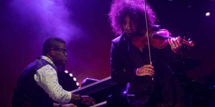 Ara Malikian, acompañado de su pianista, durante el concierto ofrecido en los Conciertos de la Muralla / Foto: Ayuntamiento de Alcalá