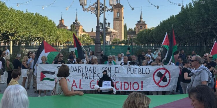 Concentración en la Plaza de Cervantes en apoyo al pueblo palestino. / Foto cedida por un vecino